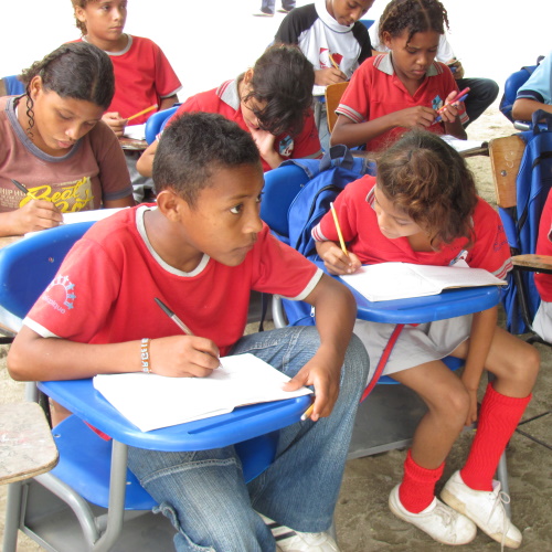 enfants dans une salle de classe