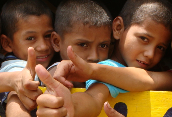 enfants avec leurs pouces en l'air