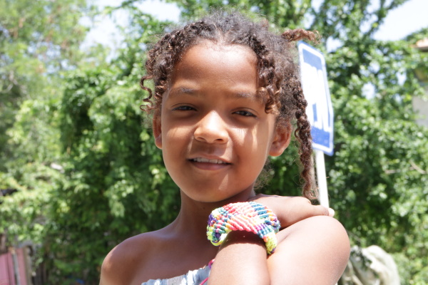 Une enfant sourit à la caméra